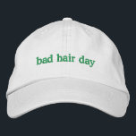 Casquette Brodée Drôle Citation de cheveux mauvais tendance unique<br><div class="desc">Faites une déclaration avec ce casquette de baseball brodé branché avec une citation drôle sur les mauvais jours de cheveux et une ambiance paresseuse. Le texte et la couleur de fil peuvent être entièrement customisés, ce qui en fait l'accessoire parfait pour ceux qui aiment l'humour, le style décontracté, et une...</div>