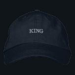 Casquette Brodée KING Sports Student Employé Créer votre propre Cas<br><div class="desc">Dirigez avec force dans ce casquette "ROI", avec un texte en gras sur le devant. Fabriqué en coton respirant pour le confort, il est conçu pour l'usure quotidienne. La sangle réglable assure un ajustement personnalisé, tandis que le bord incurvé ajoute une touche élégante. Idéal pour ceux qui veulent faire une...</div>
