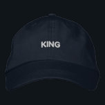 Casquette Brodée KING Vêtements quotidiens Cotton Navy Couleur casq<br><div class="desc">Coton brodé : Ce casquette en coton marine est un mélange de confort et de style,  avec le texte "King" élégamment brodé sur le devant. Le bracelet réglable offre un ajustement customisé,  ce qui le rend idéal pour l'usure quotidienne ou comme pièce hors pair.</div>