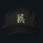 Casquette Brodée Monogramme initial K<br><div class="desc">Cette femme brodée lettre initiale "K" a une jolie touche florale. Très joli et élégant sur sweat - shirt à capuche,  chemises,  totes et casquettes. Une idée cadeau parfait aussi pour que la mariée soit et cadeau de mariage!</div>