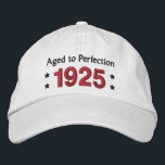 Casquette Brodée Né en 1925 AGED TO PERFECTION 90th Birthday V2B<br><div class="desc">Né en 1925 AGED TO PERFECTION 90th Birthday V2B Casquette BLANC ROUGE et Broderie NOIRE avec ÉTOILES. Cliquez sur le lien pour voir plus de t-shirts d'anniversaire, tasses, magnets et plus encore! Connaissez-vous quelqu'un né en 1925 ? Casquette d'anniversaire amusant que vous pouvez personnaliser avec un sentiment ou un nom,...</div>
