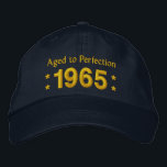 Casquette Brodée Né en 1965 AGED TO PERFECTION 50th Birthday V2F<br><div class="desc">Né en 1965 AGED TO PERFECTION 50th Birthday V2F NAVY Casquette et broderie d'or avec étoiles.</div>