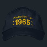 Casquette Brodée Né en 1965 AGED TO PERFECTION 50th Birthday V2F<br><div class="desc">Né en 1965 AGED TO PERFECTION 50th Birthday V2F NAVY Casquette et broderie d'or avec étoiles.</div>