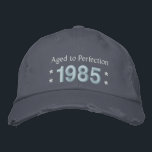 Casquette Brodée Né en 1985 AGED TO PERFECTION 30th Birthday V2H<br><div class="desc">Né en 1985 AGED TO PERFECTION 30th Birthday V2H BLUE Casquette BLANC et BLEU CLAIR Broderie avec étoiles. Cliquez sur le lien pour voir plus de t-shirts d'anniversaire, tasses, magnets et plus encore! Connaissez-vous quelqu'un né en 1985 ? Casquette d'anniversaire amusant que vous pouvez personnaliser avec un sentiment ou un...</div>
