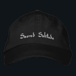Casquette Brodée Noir blanc ne dérange pas la solitude sacrée<br><div class="desc">Un casquette de baseball noir et blanc personnalisé. La citation motivationnelle,  Solitude sacrée. Une idée de cadeau d'anniversaire spirituel.</div>