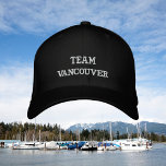 Casquette Brodée Nom de l'équipe<br><div class="desc">Casquette de baseball brodé avec nom de ville, ville, pays ou n'importe quel mot. Ce Casquette de baseball est montré en noir avec broderie blanche. Pour personnaliser, il suffit d'insérer le nom de la ville, ou un autre mot dans notre modèle facile, en remplaçant le mot Vancouver. D'autres couleurs sont...</div>