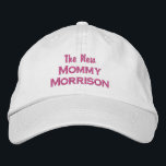 Casquette Brodée Nouveautés amusantes Maman Personnalisée Nouveau b<br><div class="desc">Surprenez la nouvelle maman (ou la mère d'être) avec ce casquette de baseball cool qui présente un design texte qui dit "The New Maman Morrison" (insérer le nom de famille personnalisé). La photo ci-dessus est un texte rose sur un casquette kaki mais vous pouvez facilement changer le texte et les...</div>