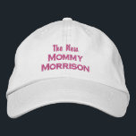 Casquette Brodée Nouveautés amusantes Maman Personnalisée Nouveau b<br><div class="desc">Surprenez la nouvelle maman (ou la mère d'être) avec ce casquette de baseball cool qui présente un design texte qui dit "The New Maman Morrison" (insérer le nom de famille personnalisé). La photo ci-dessus est un texte rose sur un casquette kaki mais vous pouvez facilement changer le texte et les...</div>