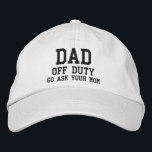 Casquette Brodée Papa Off Duty Simple Moderne Typographie Personnal<br><div class="desc">Papa Off Duty Simple Modern Typographie personnalisée Brodé Casquette de baseball présente le simple texte brodé moderne "Papa,  hors service,  va demander à ta mère". Parfait comme cadeau pour papa pour la Fête des pères,  Noël,  anniversaire et plus. Créé par Evco Studio www.zazzle.com/store/evcostudio</div>