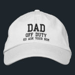 Casquette Brodée Papa Off Duty Simple Moderne Typographie Personnal<br><div class="desc">Papa Off Duty Simple Modern Typographie personnalisée Brodé Casquette de baseball présente le simple texte brodé moderne "Papa,  hors service,  va demander à ta mère". Parfait comme cadeau pour papa pour la Fête des pères,  Noël,  anniversaire et plus. Créé par Evco Studio www.zazzle.com/store/evcostudio</div>