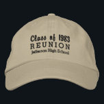Casquette Brodée Réunion de l'école secondaire Classe de personnali<br><div class="desc">Célébrez votre réunion de lycée avec ce casquette de baseball cool sur mesure qui dit "Classe de Réunion 19XX" et votre nom d'école. Modifiez facilement le texte et la couleur du casquette pour qu'ils correspondent aux couleurs de votre école. Ça fait un très bon souvenir pour toute votre classe.</div>