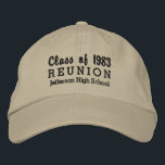 Casquette Brodée Réunion de l'école secondaire Classe de personnali<br><div class="desc">Célébrez votre réunion de lycée avec ce casquette de baseball cool sur mesure qui dit "Classe de Réunion 19XX" et votre nom d'école. Modifiez facilement le texte et la couleur du casquette pour qu'ils correspondent aux couleurs de votre école. Ça fait un très bon souvenir pour toute votre classe.</div>