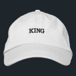 Casquette Brodée Roi Nom Couleur noire Texte Couleur blanche Brodée<br><div class="desc">Roi Nom Couleur noire Texte Couleur blanche Couleur brodée Casquettes ou Casquettes. Font Name is Century,  Font Size 35,  King Black Color Text. Style type est Alternative Apparel Basic Casquette réglable,  Color type is White.</div>