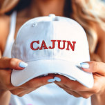 Casquette Brodée Rouge cajun blanc<br><div class="desc">Un casquette Cajun officiel à porter fièrement en Louisiane et en dehors.</div>