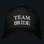 Casquette Brodée Team Bride noir et blanc élégant typographie<br><div class="desc">Team Bride noir et blanc élégante typographie bridesmaid Casquette de baseball brodé. Disponible en plusieurs couleurs et options de style.</div>