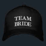 Casquette Brodée Team Bride noir et blanc élégant typographie<br><div class="desc">Team Bride noir et blanc élégante typographie bridesmaid Casquette de baseball brodé. Disponible en plusieurs couleurs et options de style.</div>