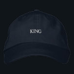Casquette Brodée Texte KING en coton doux de broderie sophistiquée<br><div class="desc">Réglez la journée avec ce casquette de marine,  orné de texte "KING" en broderie sophistiquée. Le tissu en coton doux et la sangle réglable offrent un ajustement confortable et adapté à chaque occasion.</div>