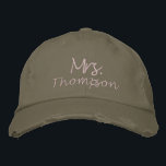 Casquette Brodée Une future mariée personnalisée pour être Mme Pink<br><div class="desc">Célébrez la future mariée avec ce casquette de baseball brodé personnalisé, avec "Mme" en écriture rose. Cet accessoire élégant et amusant est parfait pour les douches nuptiales, les fêtes de bachelorette, ou comme un cadeau réfléchi pour la future mariée. Le design personnalisé ajoute une touche personnelle, ce qui en fait...</div>