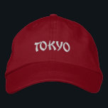 Casquette Brodée Ville de Tokyo du Japon<br><div class="desc">Ville de Tokyo du nom du Japon brodée dans le blanc sur un casquette rouge. Customisez-le pour changer le texte,  la couleur du texte ou le style du casquette désiré.</div>