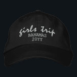 Casquette Brodée Voyage de filles Typographie de script moderne Per<br><div class="desc">Girls Trip Modern Script Typography Personnalisée Personnalisée Brodée Baseball Casquette dispose du texte simple et moderne brodé "Girls Trip" avec votre emplacement personnalisé et votre date ou année. Parfait pour votre prochain voyage de filles. Créé par Evco Studio www.zazzle.com/store/evcostudio</div>