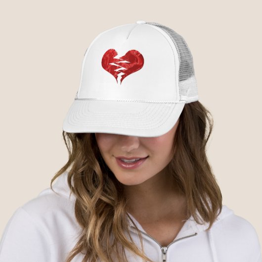 CASQUETTE BROKEN TORN RED HEART LOVE EMO FINIT MALHEUREUSEME (En situation)