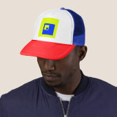 Casquette Carré jaune et bleu (En situation)