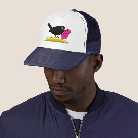 Casquette Cartoon Blackbird Eating An Ice Cream (En situation)