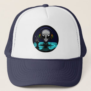 Casquette Casque Alien donnant signe de paix