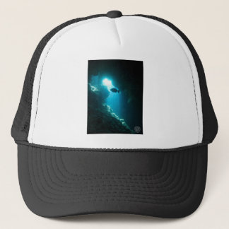 Casquette Caverne et poissons bleus clairs