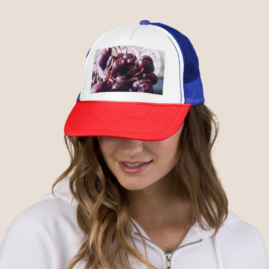 Casquette Cerises (En situation)