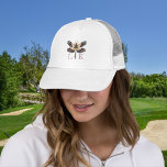 Casquette Chapeau de camion<br><div class="desc">Cette libellule de style Folk Art a des couleurs riches et un Monogramme pour vos initiales 1er et nom de famille. Le modèle du monogramme est facile à utiliser et vous pouvez même changer la couleur des lettres si vous voulez en cliquant sur le bouton "modifier en utilisant l'outil de...</div>