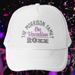 Casquette Chapeau de camion de vacances<br><div class="desc">Casquette de vacances en famille. Casquette pour une famille en vacances. Casquette avec vacances en famille et année de vacances. Design violet et gris.</div>
