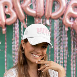 Casquette Chapeau de camionnette de mariée | Futur personnal<br><div class="desc">Célébrez la future mariée avec ce chapeau de camionnette personnalisé chic et élégant, avec des lettres "BRIDE" rose vif et élégantes et cursive "future Mme. [Nom]" texte. Parfait pour les fêtes de bachelorette, les douches nuptiales, la préparation du jour de mariage, ou comme un cadeau fiançailles réfléchi! Léger, respirant et...</div>