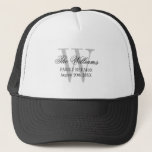 Casquette Chapeau de camionnette de réunion familiale avec n<br><div class="desc">Chapeau camionneur de réunion de famille avec nom monogramme. Soirée personnalisée et élégante pour la réunion de famille,  le rassemblement,  le barbecue,  le dîner,  la réunion,  l'événement etc. Typographie élégante avec une lettre initiale monogrammée. Aussi agréable pour la remise des diplômes,  mariage ou douche nuptiale.</div>