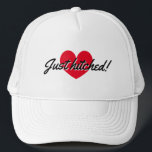 Casquette Chapeau de camionneur pour le couple des jeunes ma<br><div class="desc">Juste un chapeau de camionneur pour le couple des jeunes mariés. Design de coeur rouge mignon avec typographie de script. Ajoutez votre propre nom de mariée et de mariée ainsi que la date du mariage en option.</div>