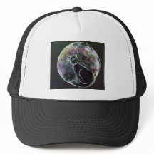 Chat dans le chapeau de camion de lune