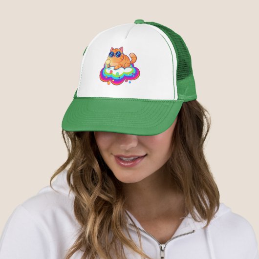 Casquette Chat Gingembre Cool avec des Lunettes de Soleil Ré (En situation)