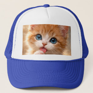 Casquette Chaton aux yeux bleus se léchant la patte