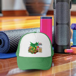 Casquette Chef pâtissier Dragon Vert<br><div class="desc">Un petit dragon vert est installé sur une planche à découper en bois sur un plan de comptoir de cuisine. Des pâtisseries comme des muffins,  des biscuits et des cupcakes sont tout autour du dragon de cuisine verte dans un décor de violet.</div>
