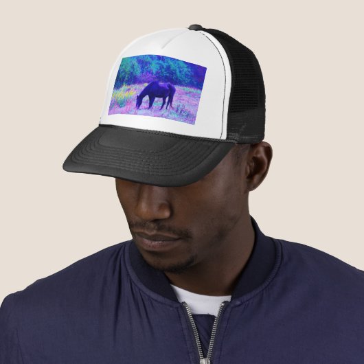 Casquette Cheval noir violet dans le champ Arc-en-ciel (En situation)
