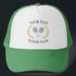Casquette Club de Tennis customisé Raquettes Ball Logo Wreat<br><div class="desc">Logo minimaliste du club de tennis, avec deux raquettes de tennis blanches, des raquettes et un ballon de tennis gris. Avec votre club de tennis, il vous suffit de changer le texte comme vous le souhaitez et d'ajouter votre nom de club de tennis. Élégant cadeau de club de tennis de...</div>