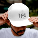 Casquette Code de l'aéroport FRA Frankfurt Allemagne<br><div class="desc">FRA- Code d'aéroport pour l'aéroport de Francfort,  Francfort,  Allemagne dans la police urbaine moderne</div>