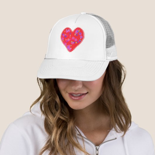 Casquette Coeur et cercles rouges (En situation)