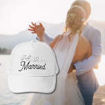 Casquette Coeur juste marié<br><div class="desc">Just Married—casquettes mariages et lune de miel amusants pour mariés et mariés. Annoncez votre statut de mariée à tout le monde. Police de script élégante avec une jolie illustration cardiaque. Lettres noires simples et sucrées.</div>