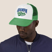 Casquette Conception de texte rétro vert bleu Grampa Vibes (En situation)