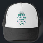 Casquette Conserver le calme et Bunco sur la conception<br><div class="desc">Conserver le calme et Bunco Sur le design graphique amusant. Grand cadeau ou prix pour votre prochain événement Bunco. En vedette est une couronne et trois dés.</div>