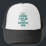 Casquette Conserver le calme et Bunco sur la conception<br><div class="desc">Conserver le calme et Bunco Sur le design graphique amusant. Grand cadeau ou prix pour votre prochain événement Bunco. En vedette est une couronne et trois dés.</div>