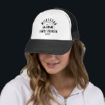 Casquette Cool rétro du Cabine de réunion familiale rustique<br><div class="desc">Chapeau de camionneur de retrouvailles familiales rustique et moderne avec un design branché de chaîne de montagnes forestières avec pins,  bois et oiseaux entourés de votre nom de famille personnalisé,  un nom personnalisable de votre célébration,  ainsi que la date du rassemblement.</div>
