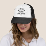 Casquette Cool rétro du Cabine de réunion familiale rustique<br><div class="desc">Chapeau de camionneur de retrouvailles familiales rustique et moderne avec un design branché de chaîne de montagnes forestières avec pins,  bois et oiseaux entourés de votre nom de famille personnalisé,  un nom personnalisable de votre célébration,  ainsi que la date du rassemblement.</div>