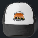 Casquette Coucher de soleil sur le Strip de Las Vegas Vacanc<br><div class="desc">Chapeau personnalisé avec vue sur la skyline de Las Vegas au coucher du soleil pour vos vacances en famille ou votre enterrement de vie de garçon dans la ville lumière. Jouez du lever au coucher du soleil dans cette ville et gardez-en le souvenir avec ce souvenir.</div>